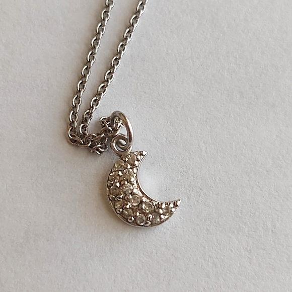 NWOT😃Crescent Moon Charm - Picture 4 of 5
